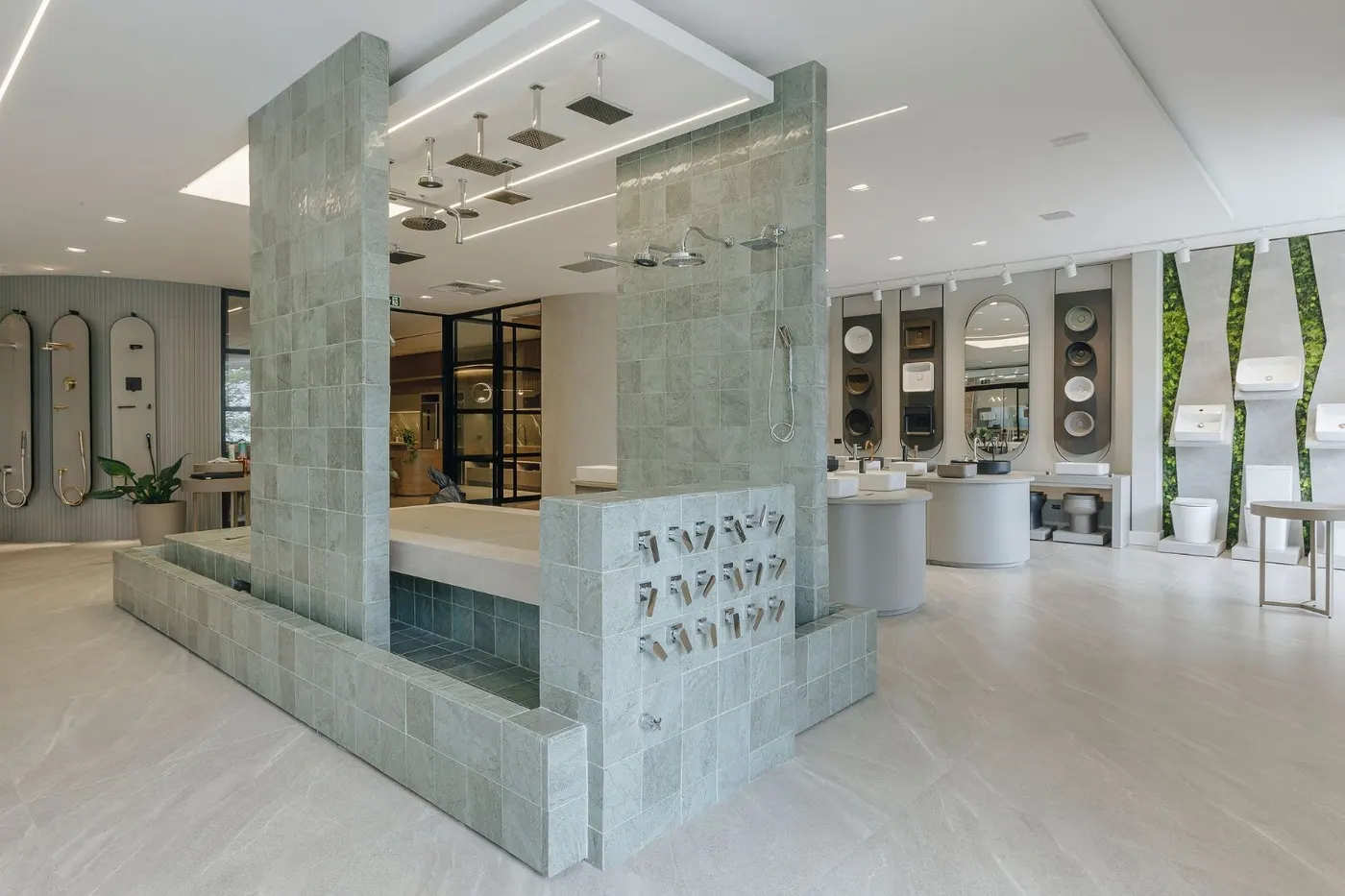 Vitrine de box e chuveiros com mostruário de metais e válvulas